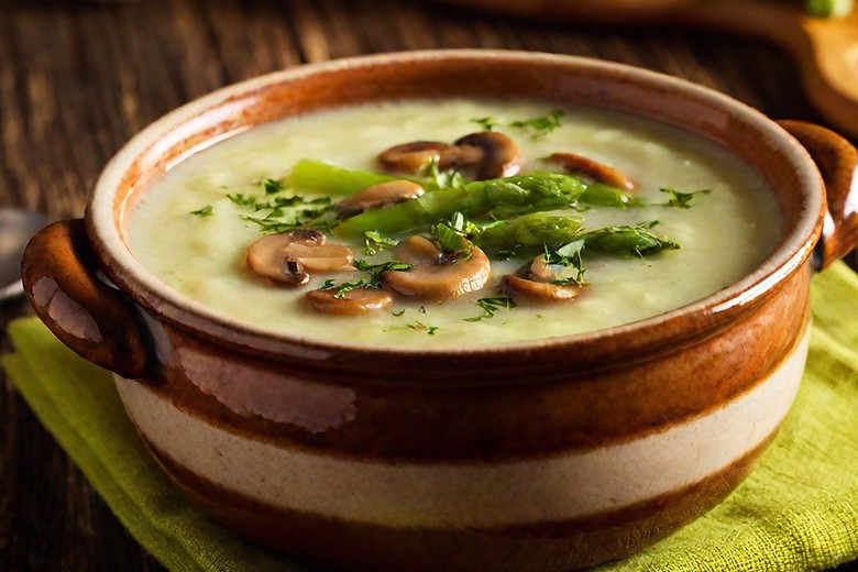 Grünspargelsuppe mit Pilzen