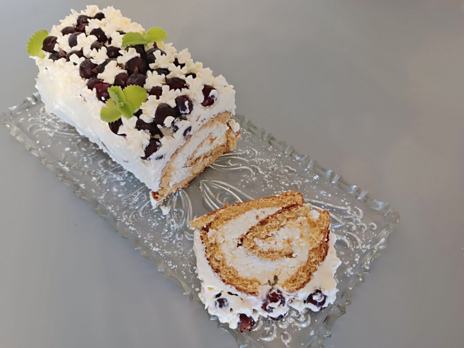 Biskuitroulade mit Dinkelmehl und Topfencreme