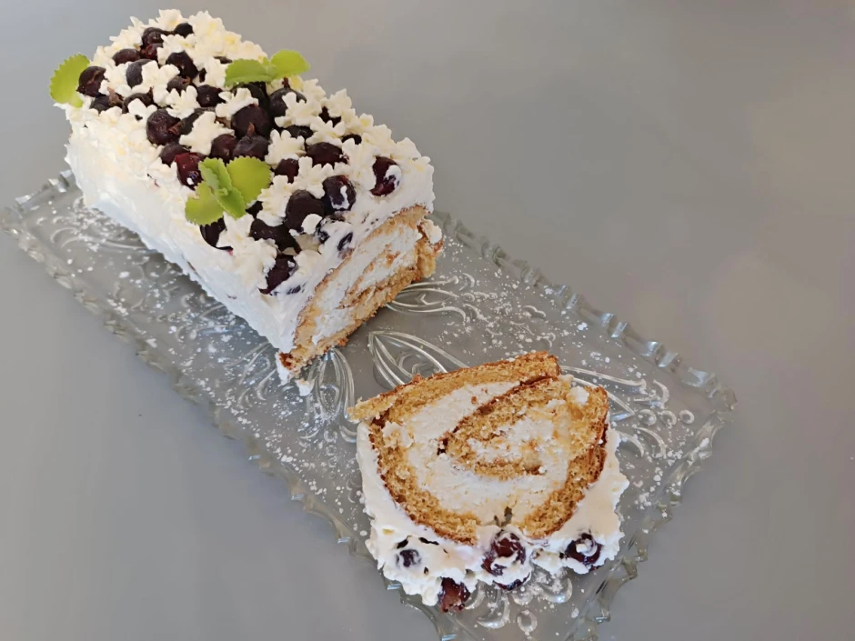 Biskuitroulade mit Dinkelmehl und Topfencreme