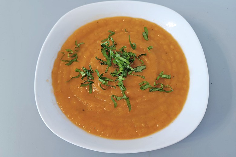 Gemüsecremesuppe mit Bärlauchstreifen