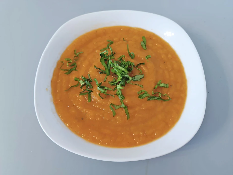 Gemüsecremesuppe mit Bärlauchstreifen