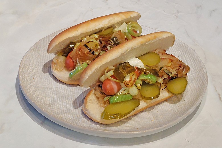 Hot Dog mit Jalapeno-Zwiebeln