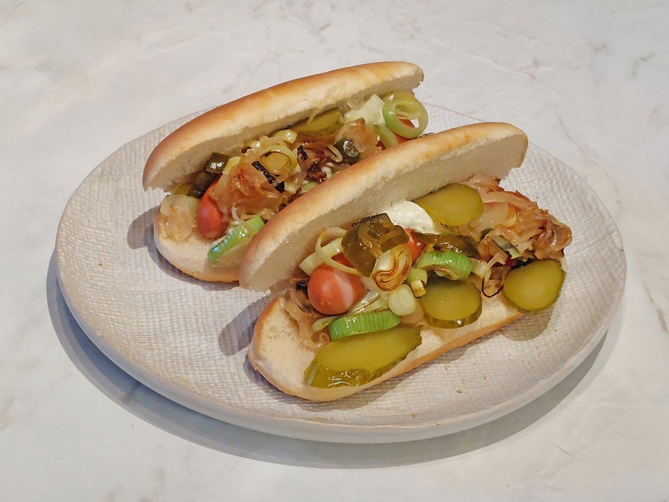 Hot Dog mit Jalapeno-Zwiebeln
