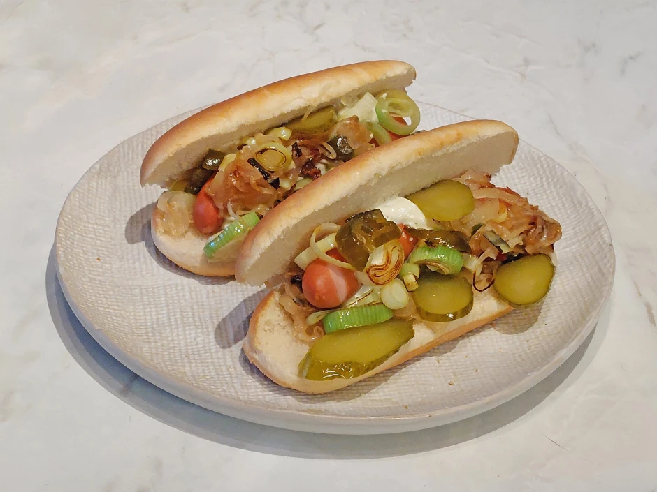 Hot Dog mit Jalapeno-Zwiebeln