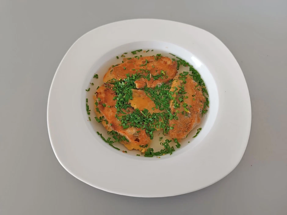 Klare Suppe mit gebackenen Dinkelfladenschnitten