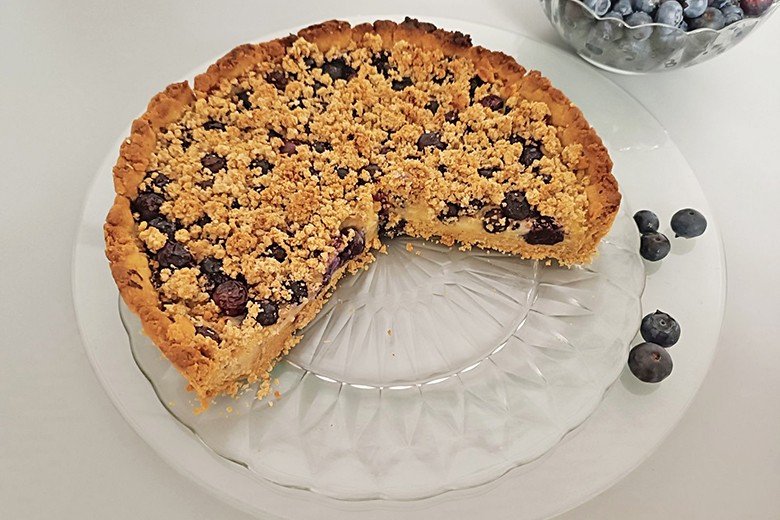 Puddingkuchen mit Schwarzbeeren und Haferflockenstreusel