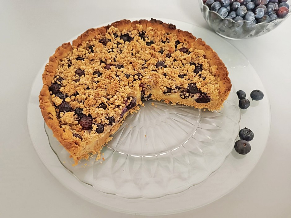 Puddingkuchen mit Schwarzbeeren und Haferflockenstreusel