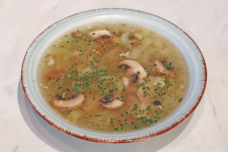 Hühnersuppe mit Staudensellerie und Champignons