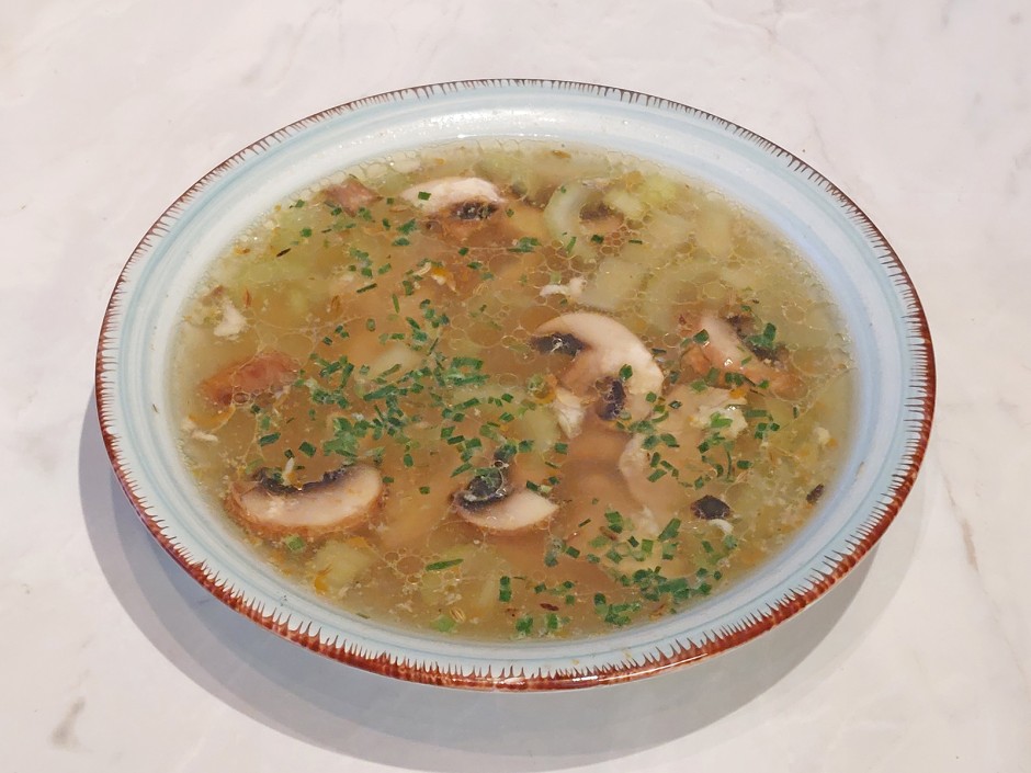 Hühnersuppe mit Staudensellerie und Champignons