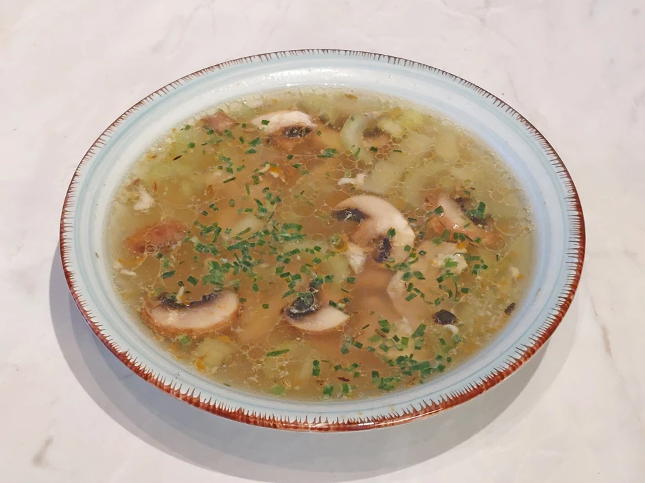 H&uuml;hnersuppe mit Staudensellerie und Champignons