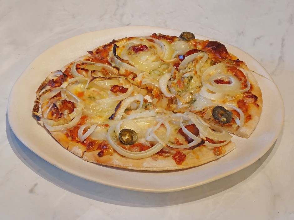 Zwiebel-Jalapeno-Pizza
