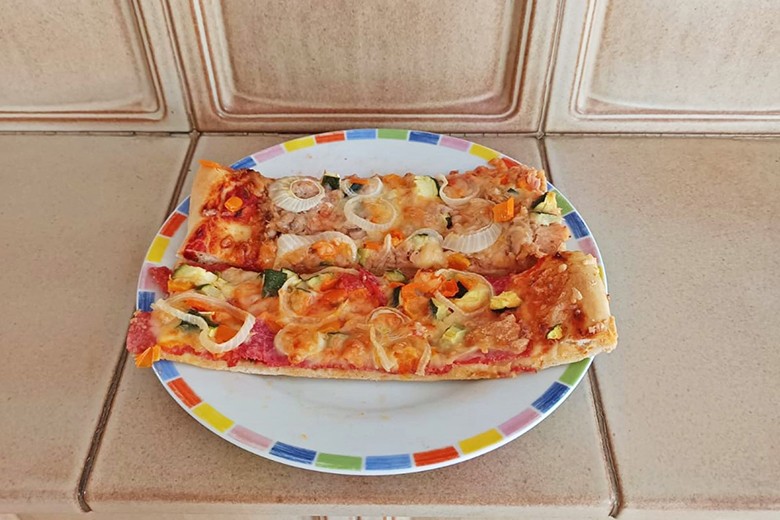 Pizza al tonno e salame
