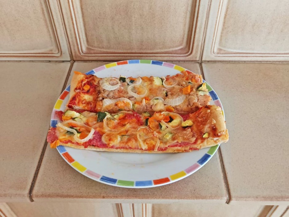 Pizza al tonno e salame