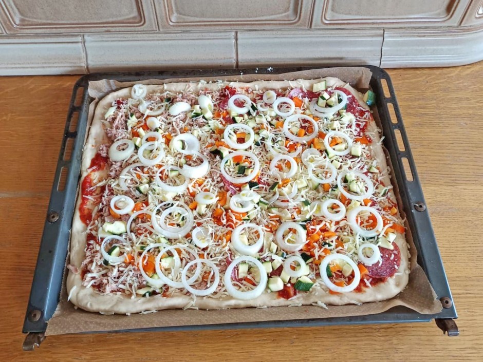 Pizza al tonno e salame