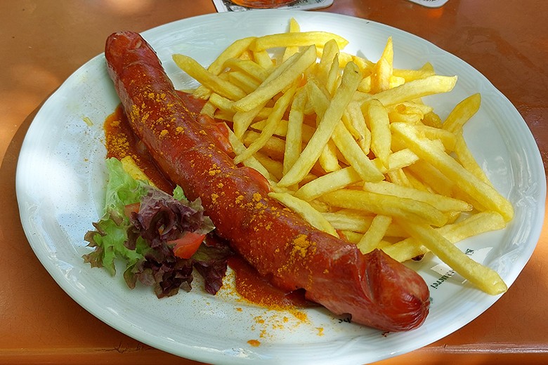 Bauernbockwurst vom Grill mit Pommes