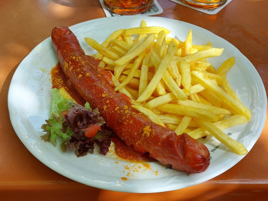 Bauernbockwurst vom Grill mit Pommes
