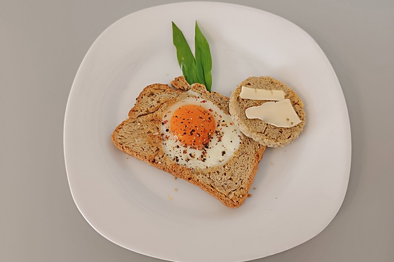 Hanf-Toastbrot mit Spiegelei