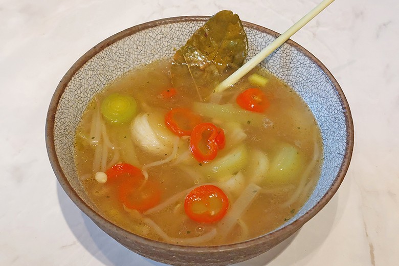 Indonesische Chili-Lauch-Suppe