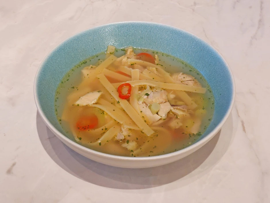 Scharfe H&uuml;hnersuppe mit Lauch und Chili