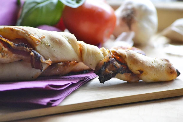 Einfaches gef&uuml;lltes Pizzastangerl