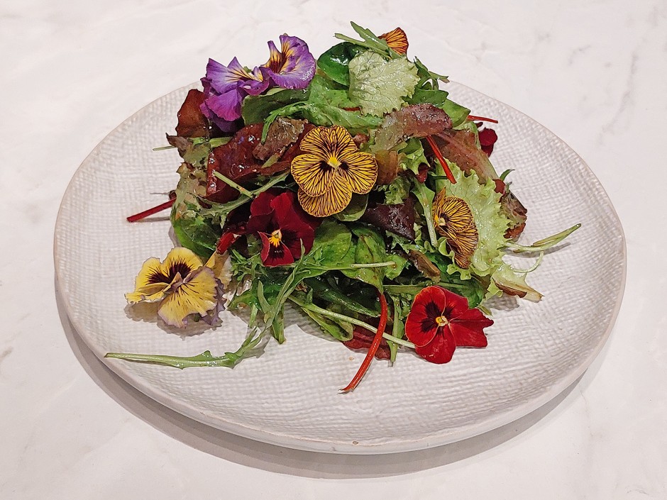 Wildkräuter-Blütensalat