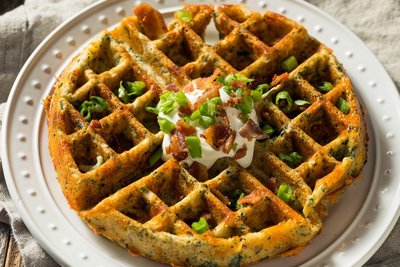 Herzhafte Waffeln mit Käse und Speck