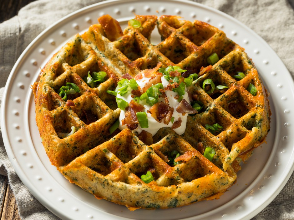 Herzhafte Waffeln mit Käse und Speck