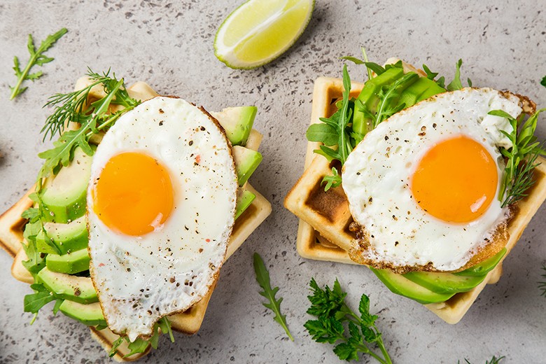 Belgische Waffeln mit Avocado und Spiegelei