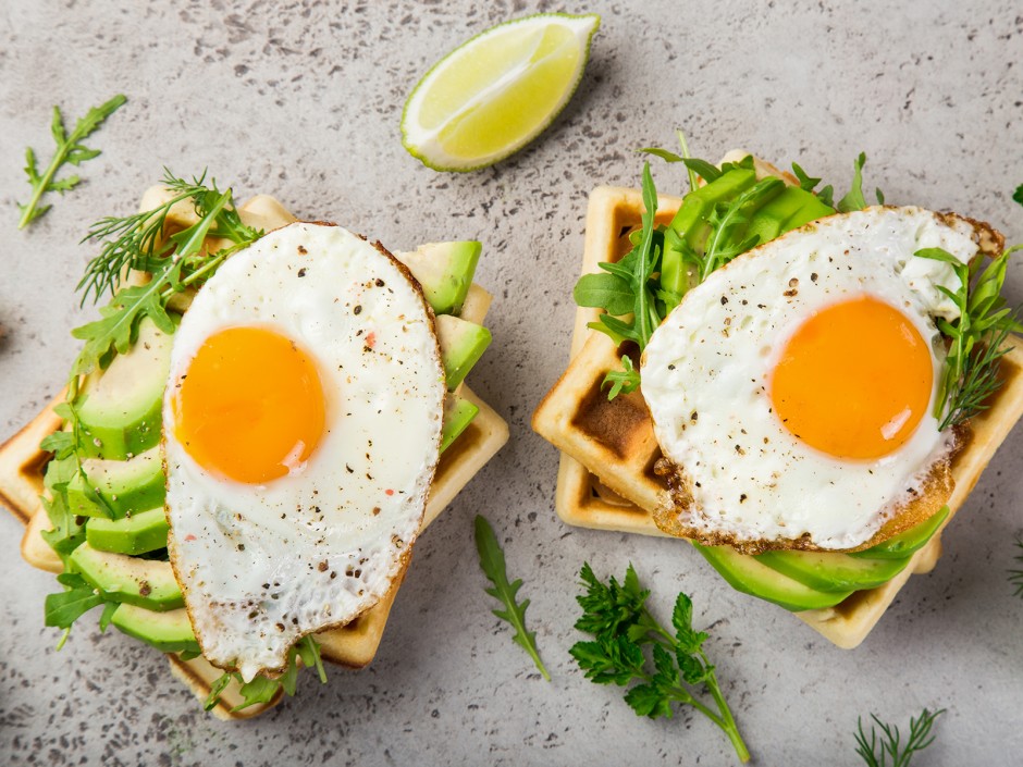 Belgische Waffeln mit Avocado und Spiegelei