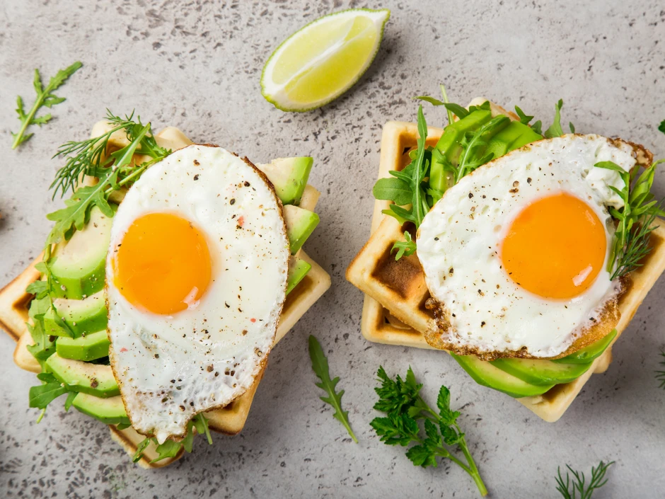 Belgische Waffeln mit Avocado und Spiegelei