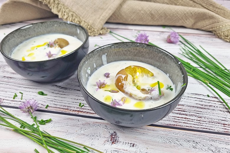 Schnittlauchrahmsuppe mit Schnittlauchblüten