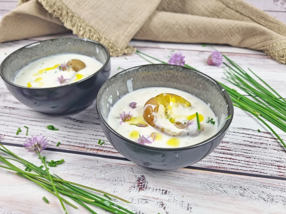 Schnittlauchrahmsuppe mit Schnittlauchbl&uuml;ten