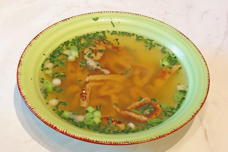 Rindsuppe mit Bärlauch-Frittaten