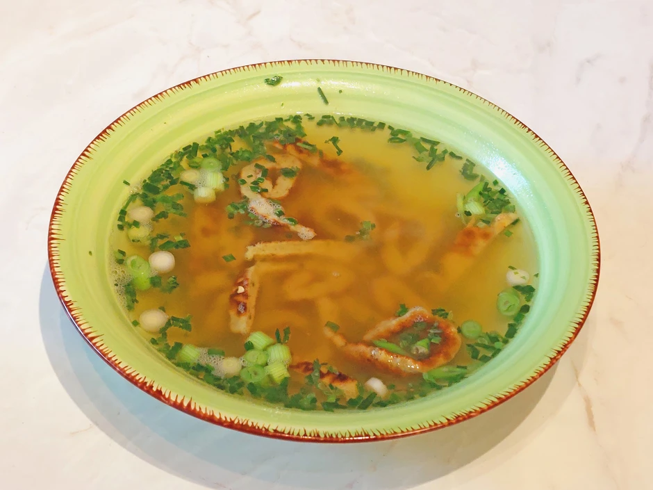 Rindsuppe mit B&auml;rlauch-Frittaten