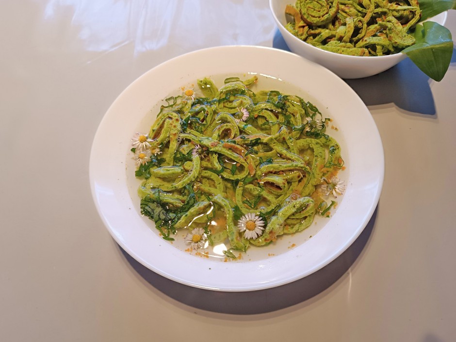 Bärlauchfrittaten in klarer Suppe