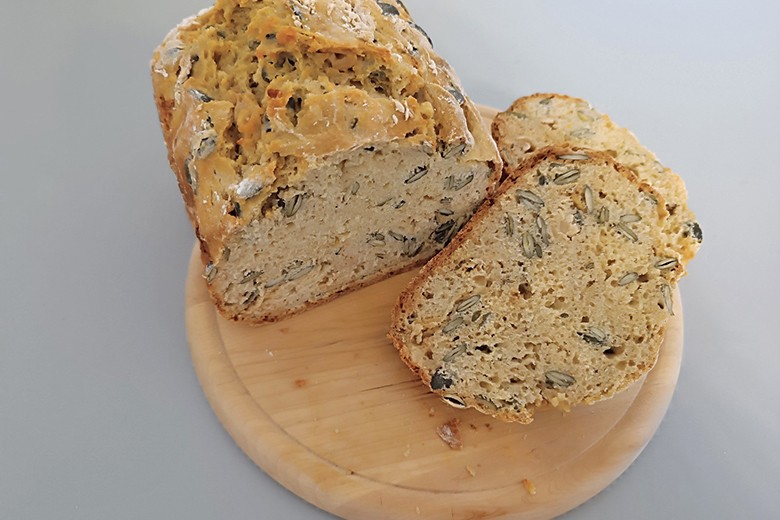 Dinkelbrot mit Camembert aus dem Brotbackautomaten