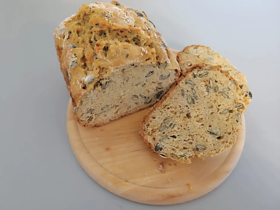 Dinkelbrot mit Camembert aus dem Brotbackautomaten