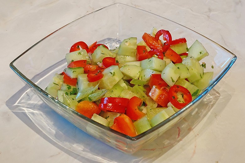 Gurken-Paprika-Salat mit Chili