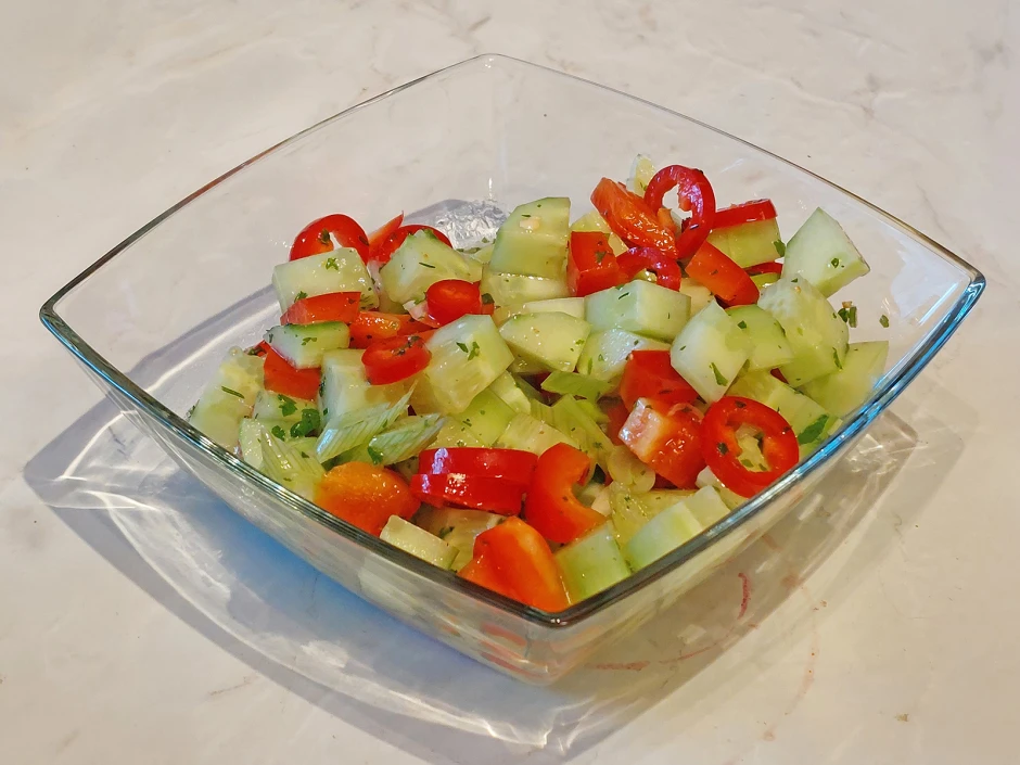Gurken-Paprika-Salat mit Chili