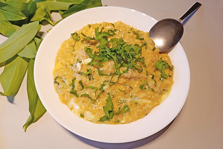 Haferflockensuppe mit Bärlauch und Ei