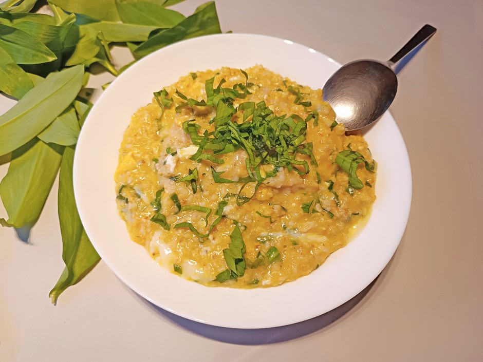 Haferflockensuppe mit Bärlauch und Ei