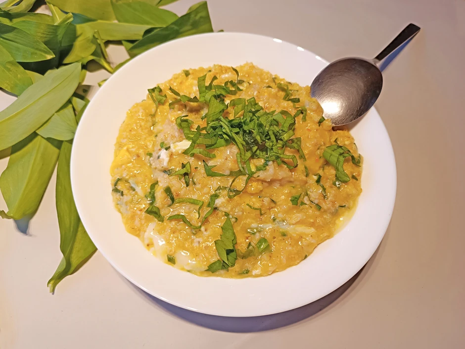 Haferflockensuppe mit B&auml;rlauch und Ei