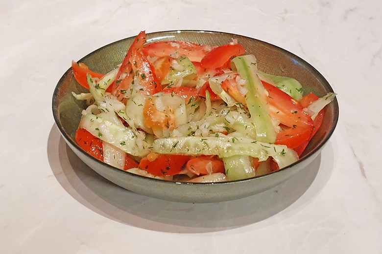 Tomatensalat mit Gurkenstreifen