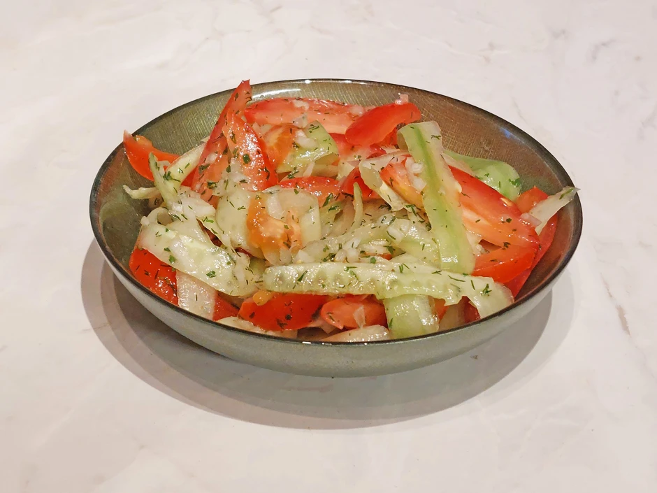 Tomatensalat mit Gurkenstreifen