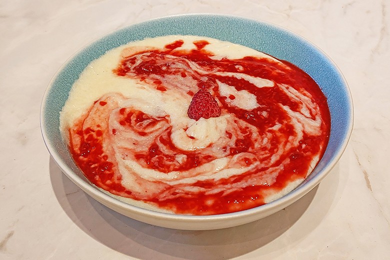 Grießbrei mit Himbeer-Cassis-Soße