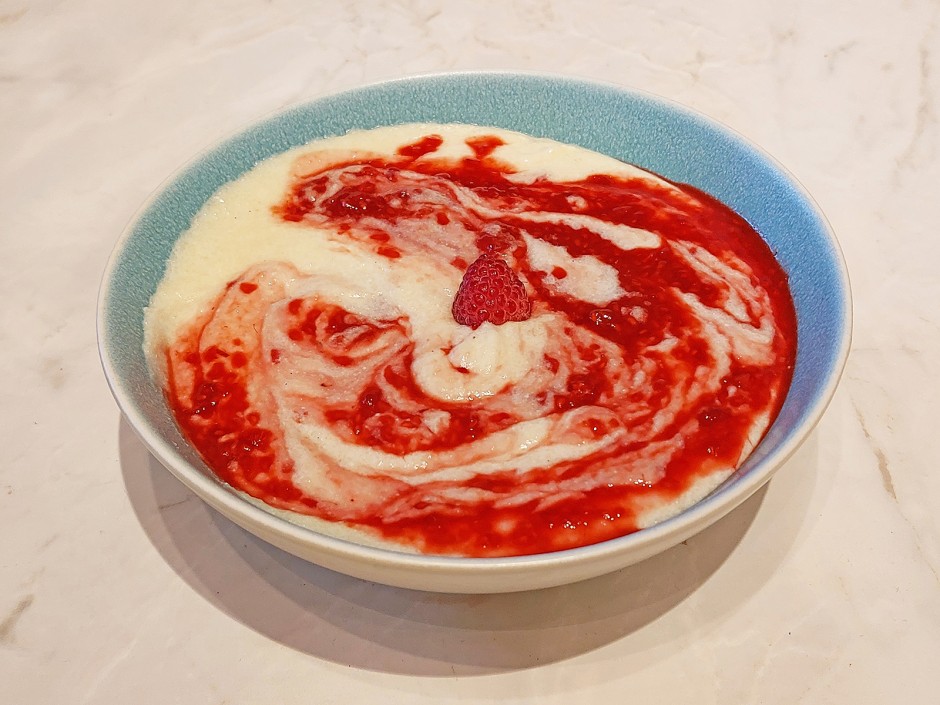 Grießbrei mit Himbeer-Cassis-Soße