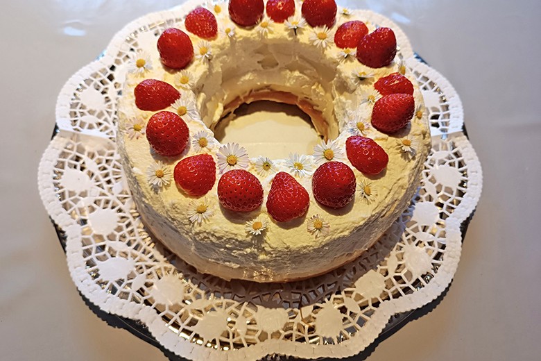 Erdbeerkuchen mit Mascarponecreme aus dem Camping-Backofen