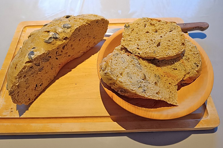 Molkebrot mit Hanfmehl aus dem Camping-Backofen