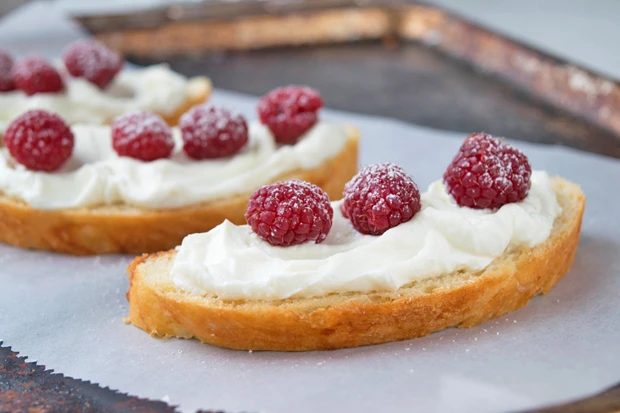 Himbeertopfen auf Briochetoast