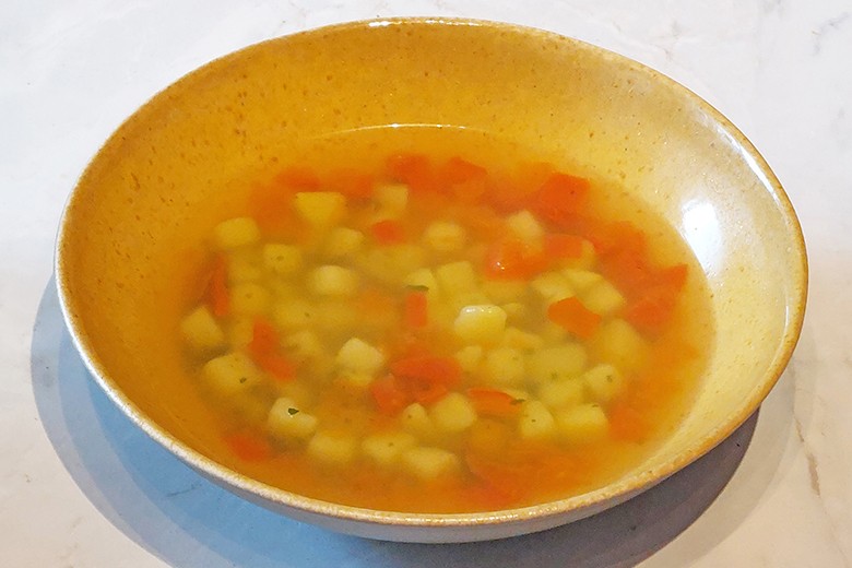 Klare Kartoffelsuppe mit Tomaten